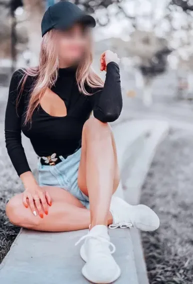 Zeynep, 28