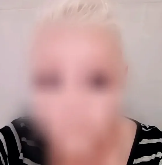 Andrea, 39
