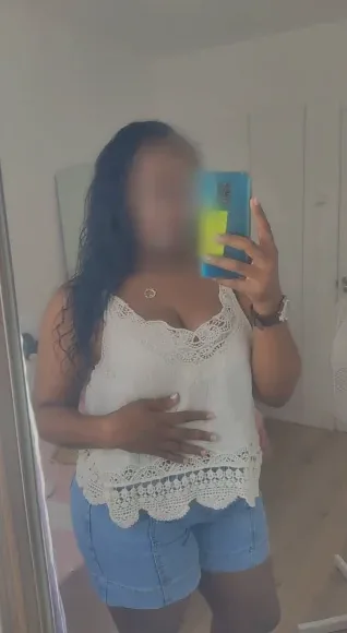 Melanie, 34