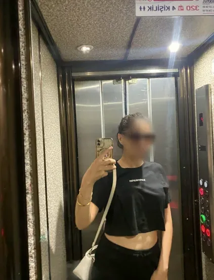 Nadja, 33